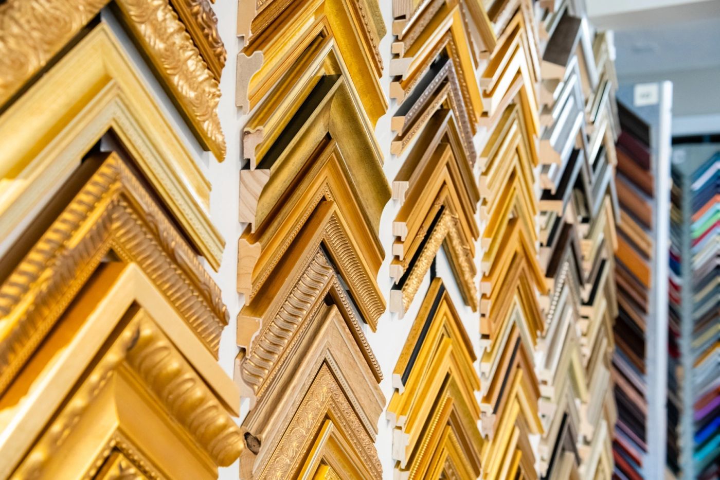 Gold mouldings: From smooth gilded profiles to ornate carved corners.